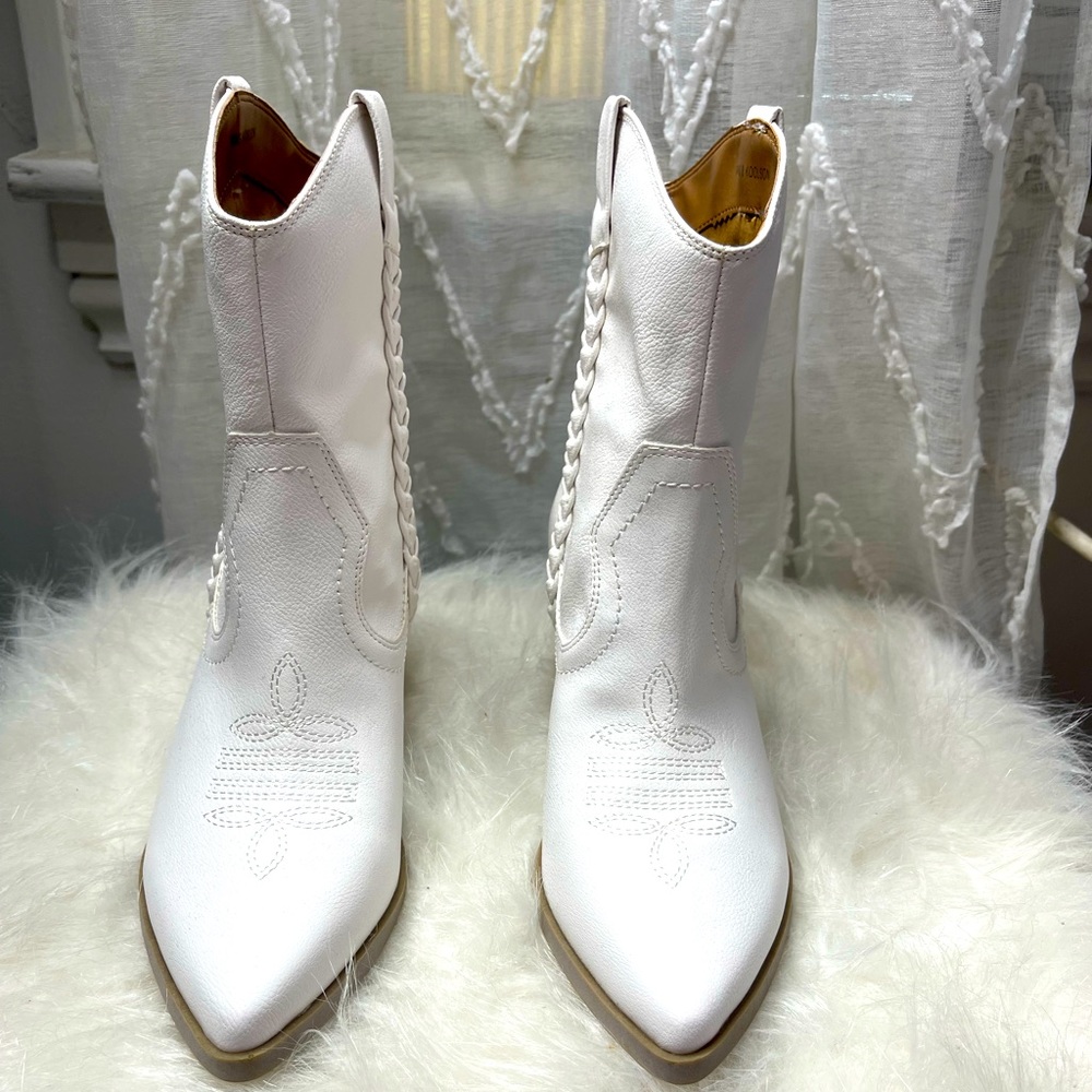 White leather cowboy boots size 8